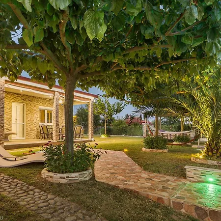 Costa Petra - Luxury Seaside With Garden - For Families In Greece Nyaraló Néa Meságkala